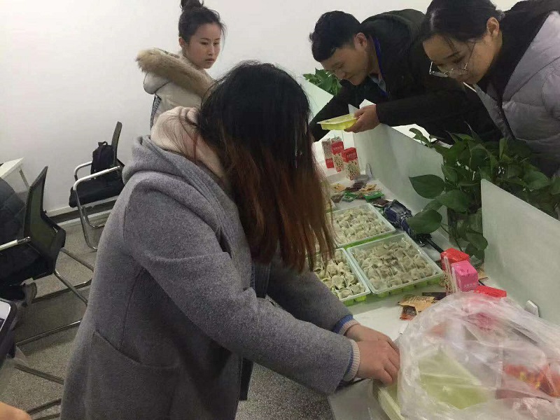 今日冬至，啟邁給全體員工送溫暖